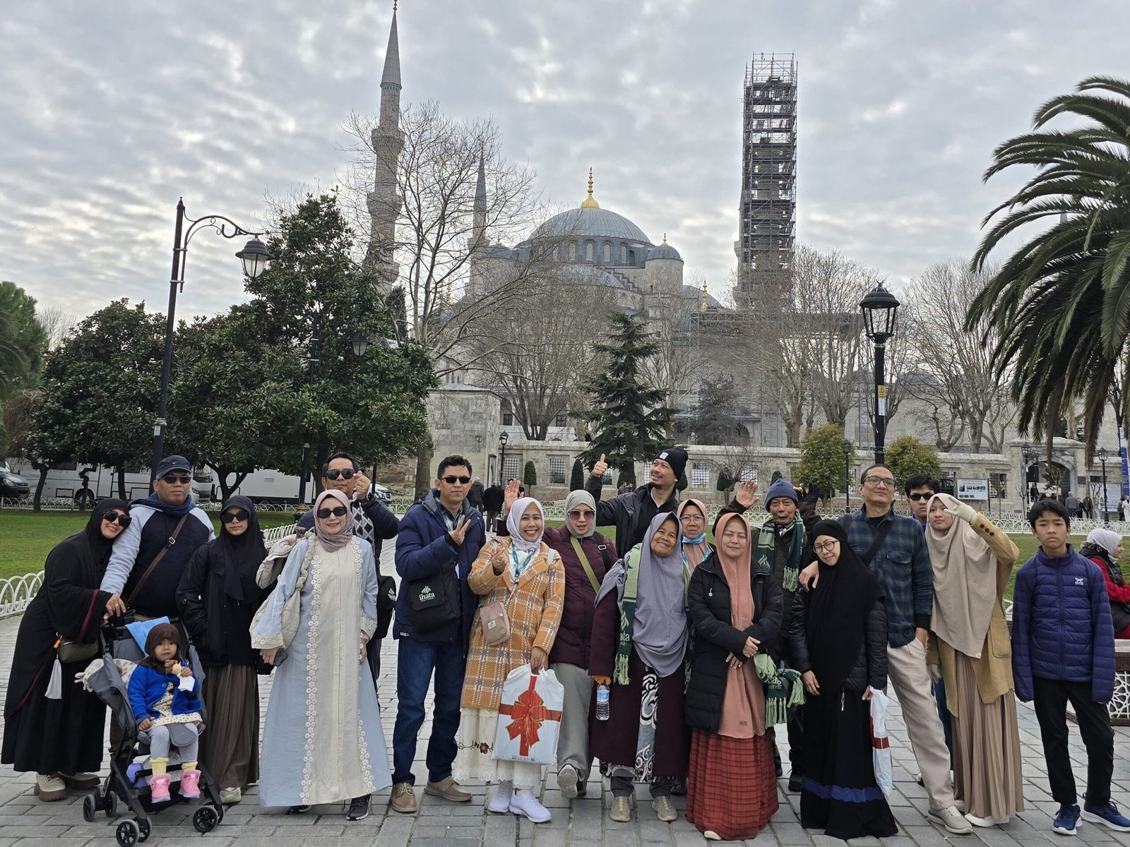 jamaah umroh berfoto di Blue Mosque Turki saat umroh plus Turki