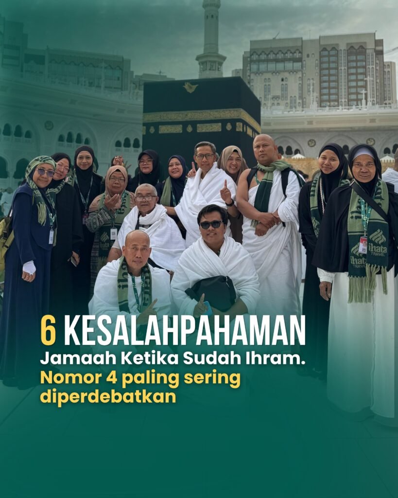 Rombongan jamaah haji dan umrah berfoto di depan Ka'bah membahas 6 kesalahpahaman jamaah ketika sudah ihram