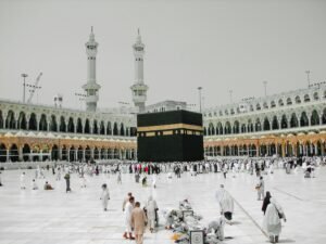 Suasana Ka'bah di Masjidil Haram sebagai inspirasi sebelum daftar paket umroh.