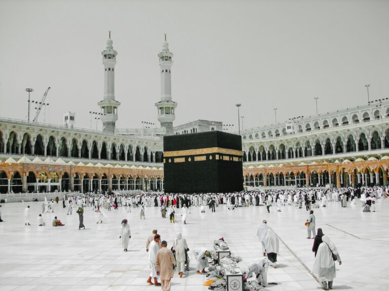 Suasana Ka'bah di Masjidil Haram sebagai inspirasi sebelum daftar paket umroh.